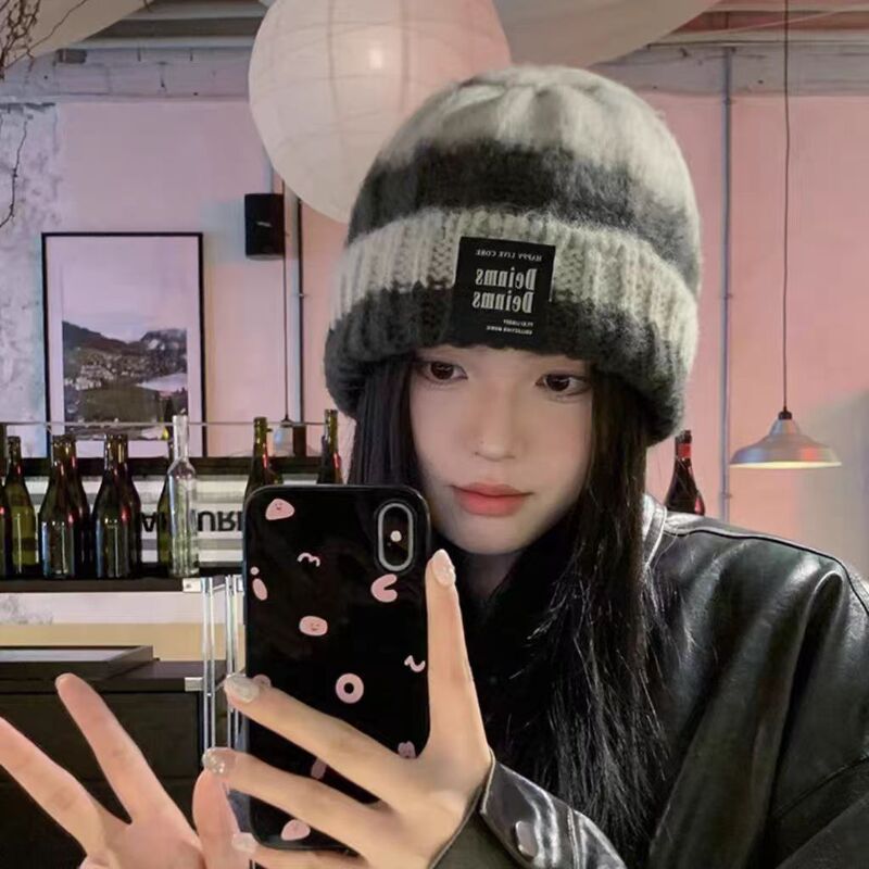 秋冬の女性用の小さなウールの帽子、カラーブロックのストライプ、大きな頭囲、厚いニット帽、男性と女性用の同じスタイルのパイル帽子、トレンディです。|undefined