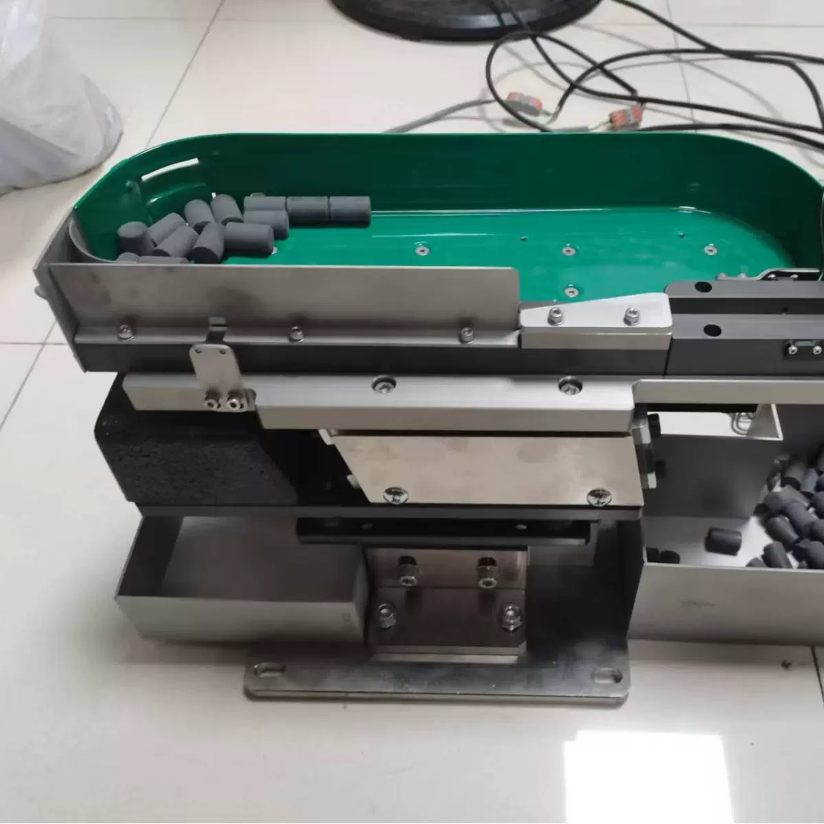 厂家专业制造精密振动盘大容量自动上料机送料给大型振动盘送料机