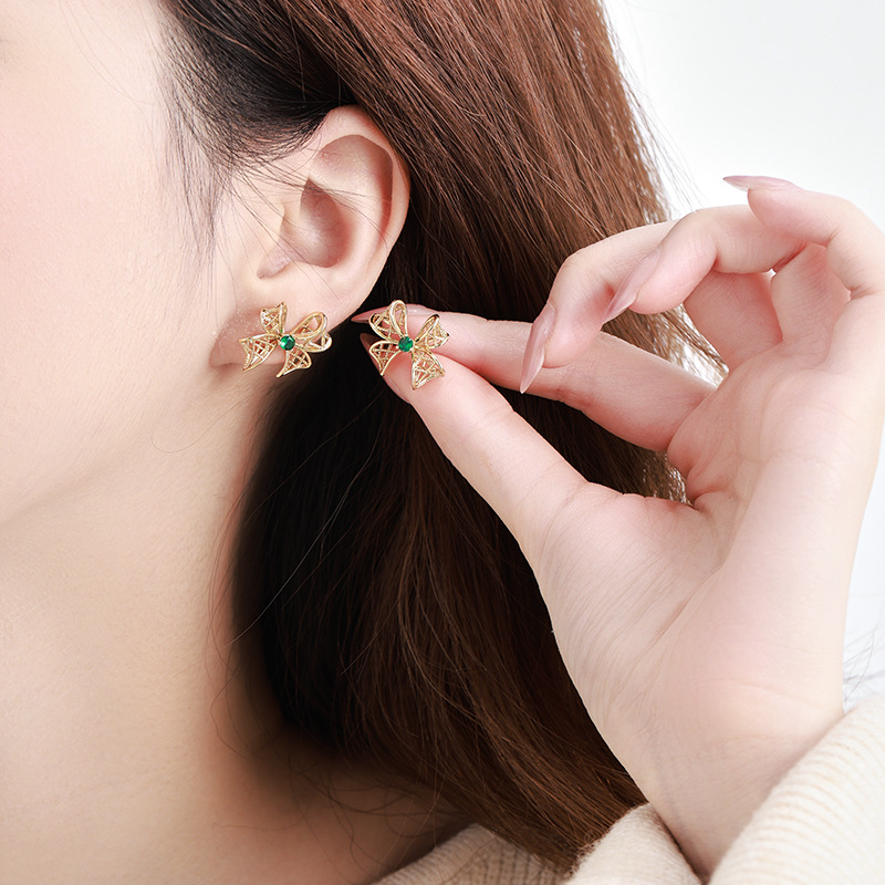 Xuping joyería nicho agujero arco pernos de moda personalidad incrustado aleación de cobre verde fría orejas para mujeres