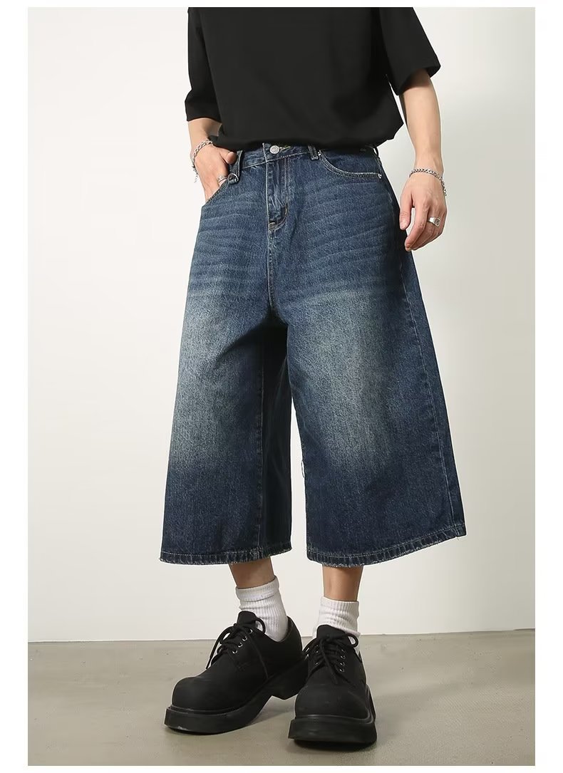Lässige, gerade geschnittene Herren-Denim-Shorts mit weitem Bein und Used-Look in Blau im amerikanischen Retro-Stil – perfekt für den Sommer und vielseitige Kombinationsmöglichkeiten_voghion.com