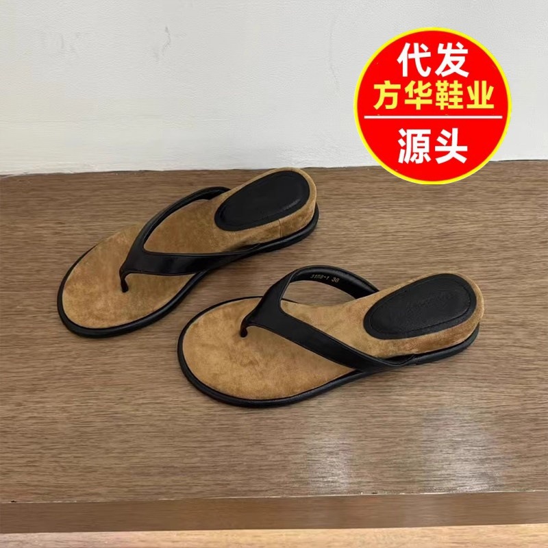 Zapatillas de flip flop 2026 nuevo estilo coreano de moda universal fondo plano antideslizante ligero simple zapatillas de mujer image 1