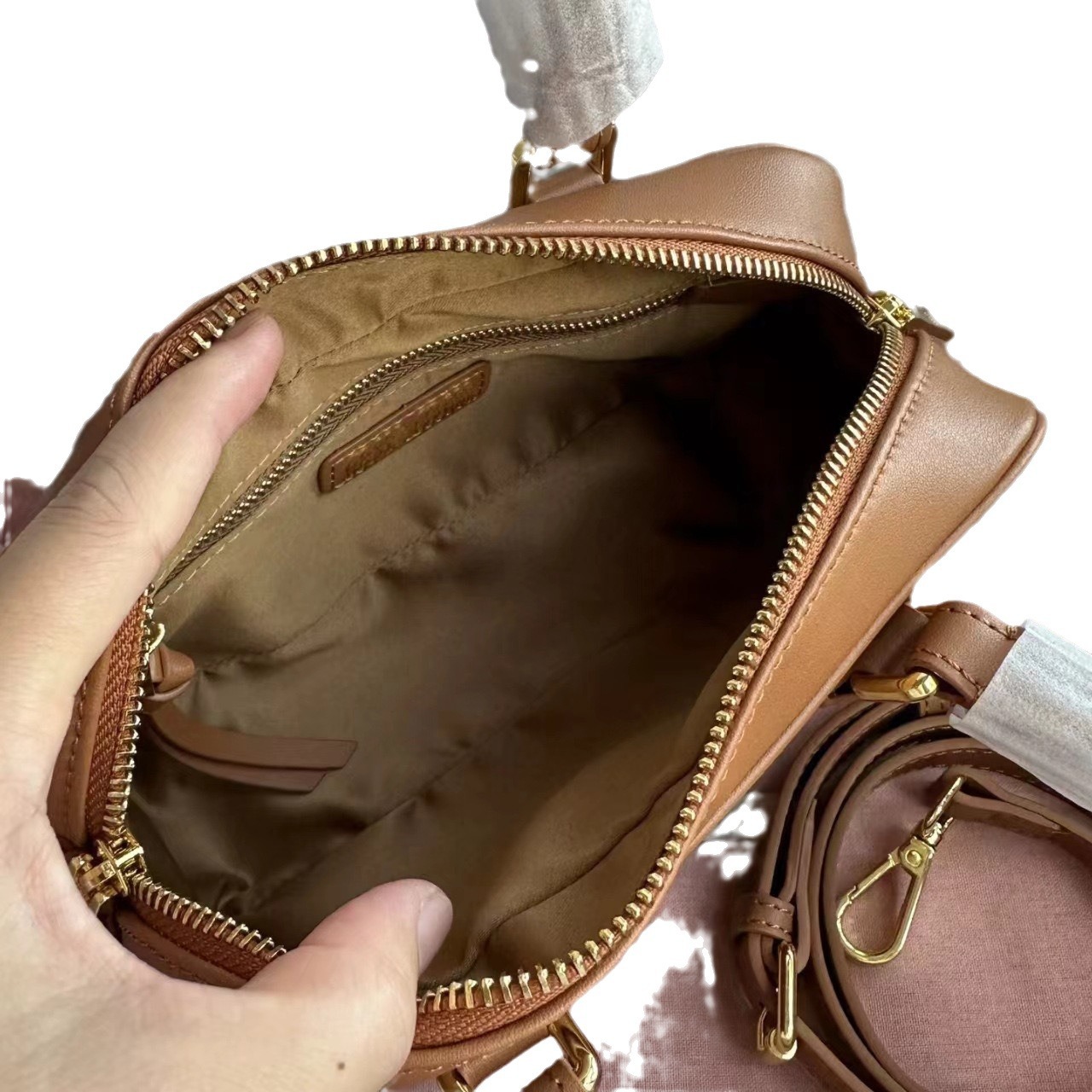 MIU 2024 새로운 볼링 여성용 가방 대용량 보스턴 베개 가방 가죽 유행 핸드 크로스 바디 백