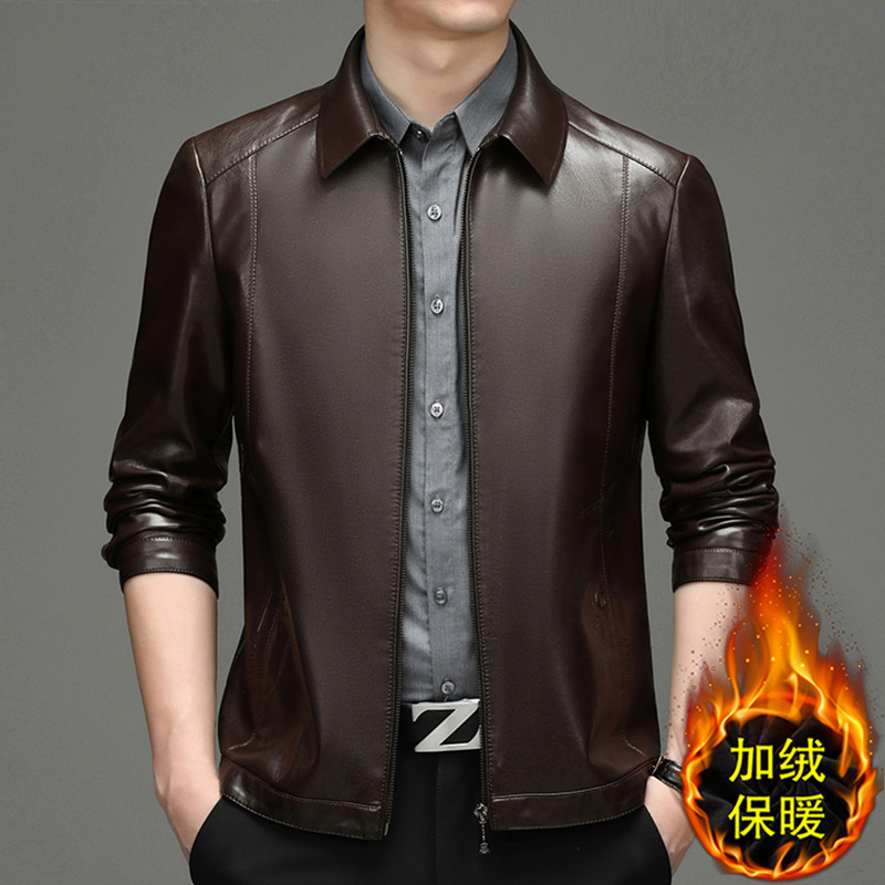 다크 브라운 라펠 가죽 재킷과 벨벳