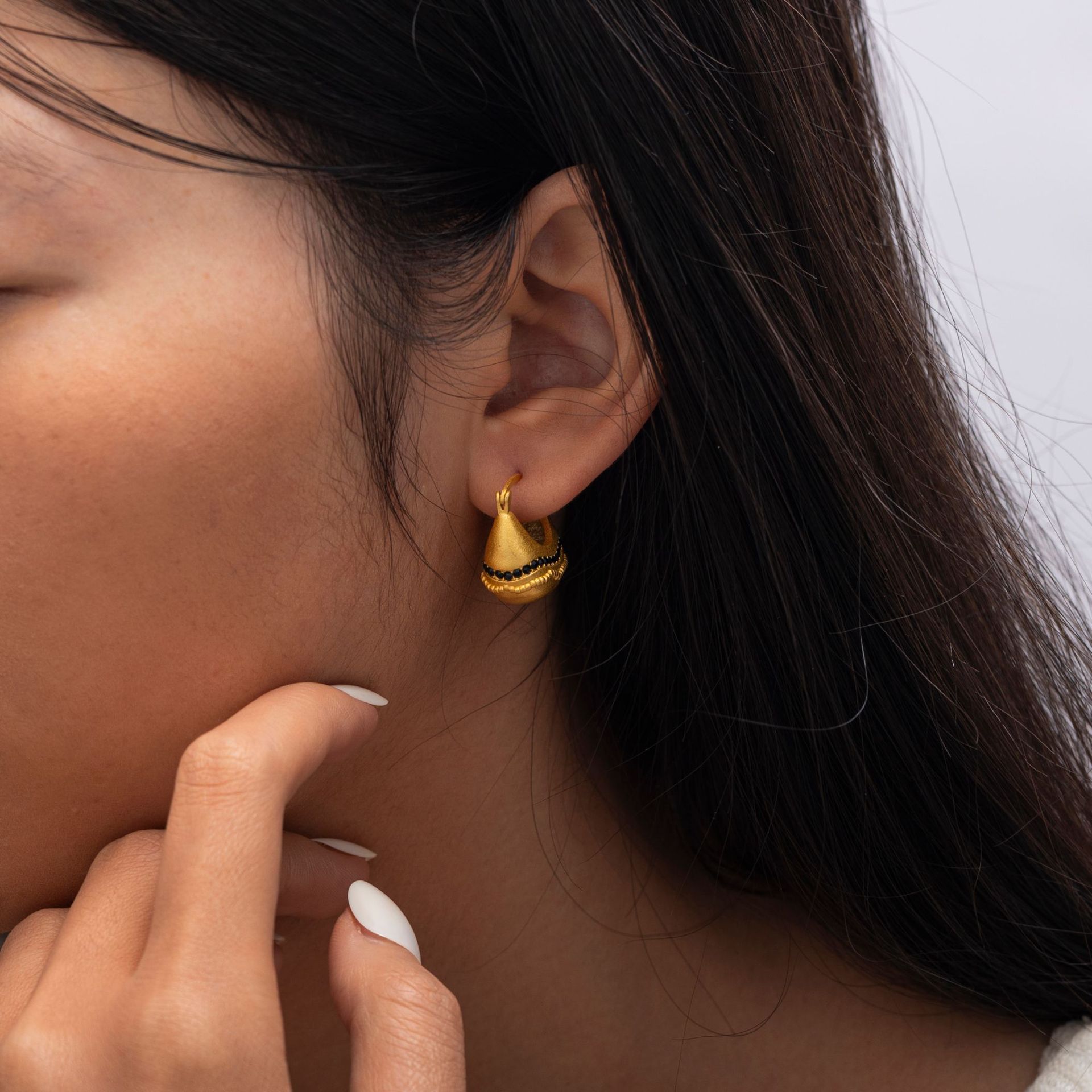 Cristal transfronterizo retro alta sensación latón chapado en oro goteo diseño de pendientes de diamante de estilo de moda