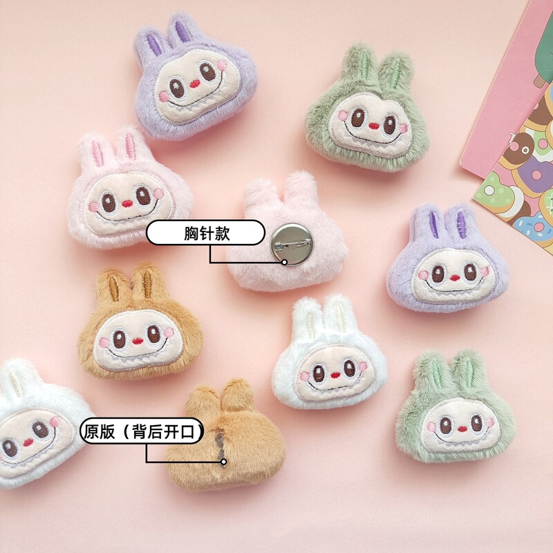 アニメのぬいぐるみの泡のマットの周辺の子供はかわいい布のブローチの人形の頭を飾って靴の靴下の補助材料を飾ります。|undefined