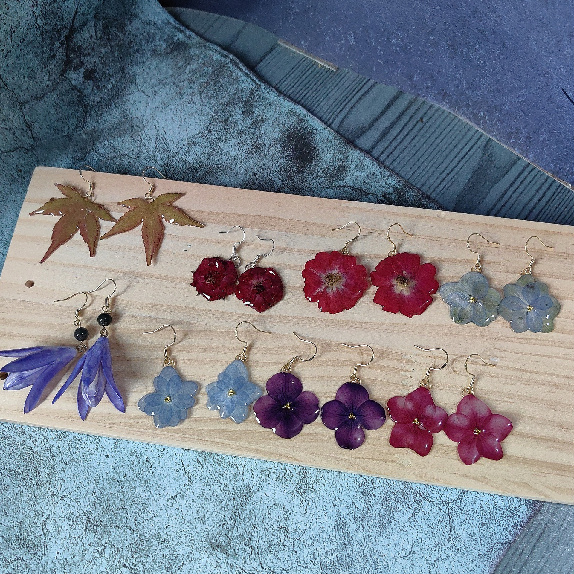 Handmade Real Flower Earrings: Hydrangea Rose Resin Dried Flower Minimalist Style Earrings, Forest Style Niche Fresh Flower Earrings