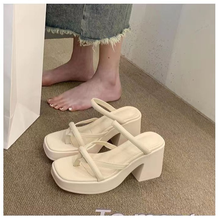 Moda de alto nivel sensación de clip de pies sandalinas en forma de zigzag para mujeres de verano con tacones gruesos de dedos expuestos red de tacones altos para mujeres