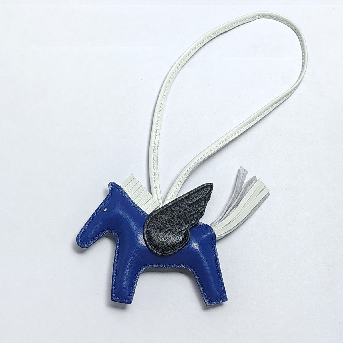 Cute Angel Little Pegasus Colgante Pit Edition H Home Colgante de bolso de caballo cosido a mano Colgante de cuero de oveja Llavero Colgante