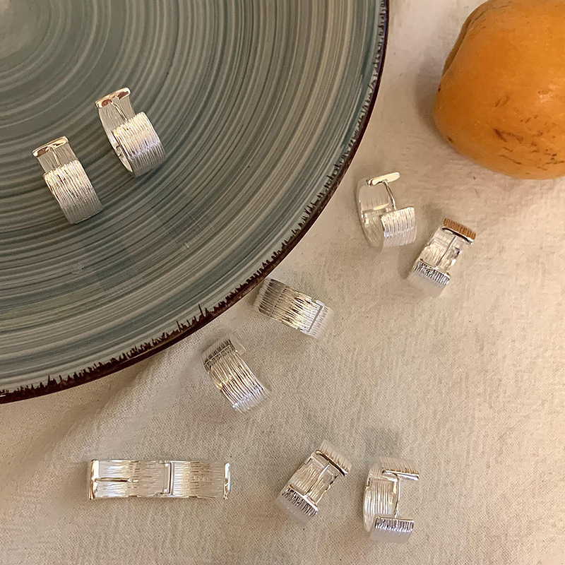Orecchini a lobo in argento spazzolato e satinato da donna_voghion.com