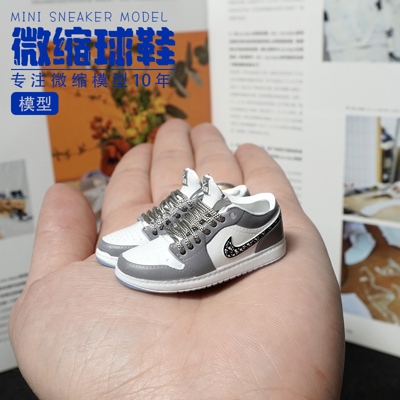 1/6 Mini Sneakers Model aj1 Low-top Inverted Hook Creative Cute Basketball Shoes Keychain Car Bag Jewelry Pendant