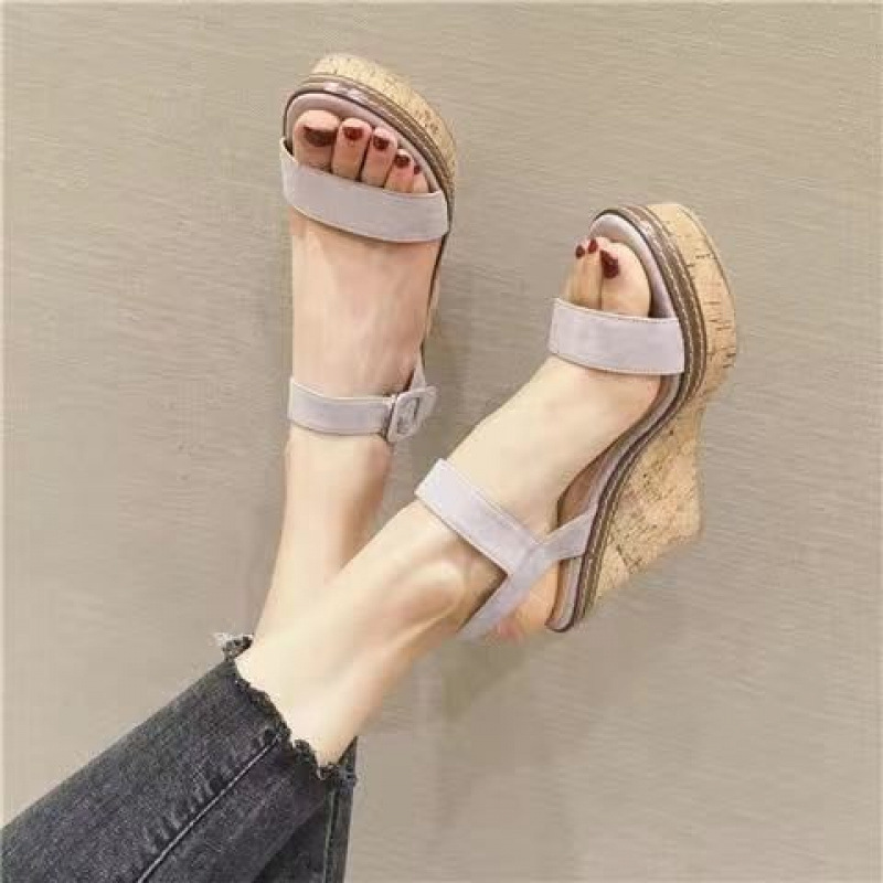 살구색 스트랩, 한 사이즈 너무 작음