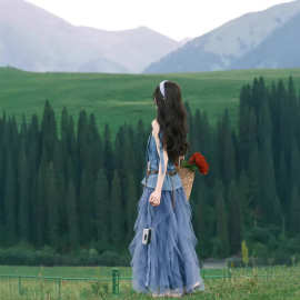 西北新疆草原云南旅游多巴胺穿搭女装海边度假吊带掐腰连衣裙套装