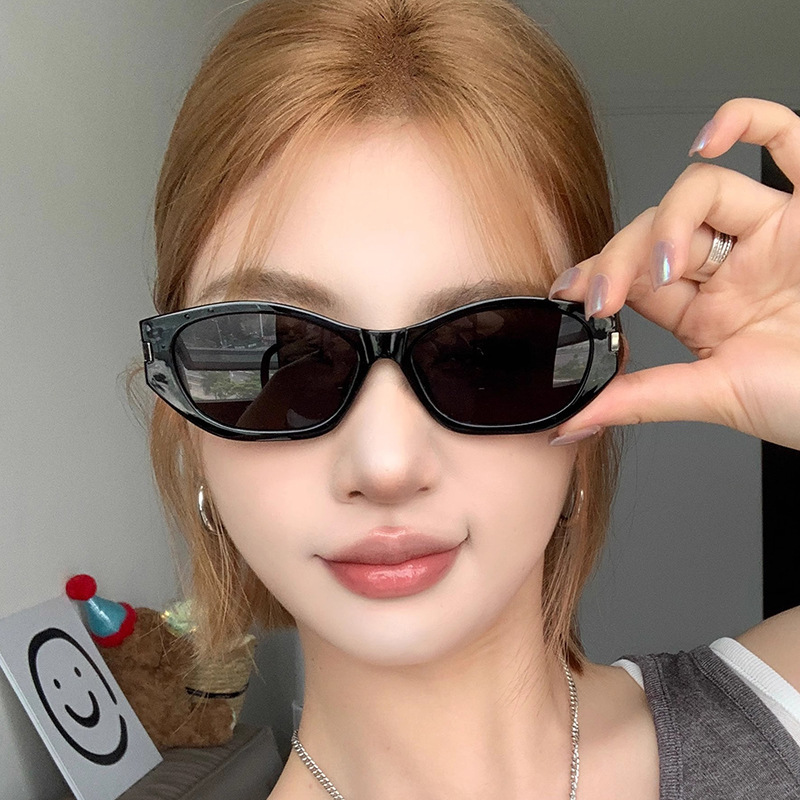 2025 nuevo espejo de cacao gafas de sol de montura estrecha sombra retro pequeño libro rojo neto rojo mismo estilo gafas de sol mujer tendencia chica caliente