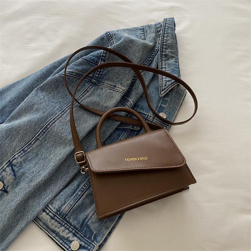 Este año, el diseño popular de nicho retro versátil ins2024 invierno nuevo mochila de hombro, temperamento bolso pequeño