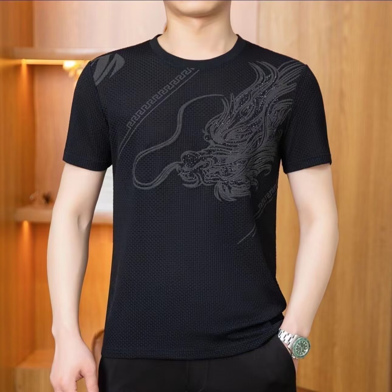 Lujo ligero de manga corta 2026 verano europeo seda de hielo moda delgada camiseta bordada hombre transpirable de manga media