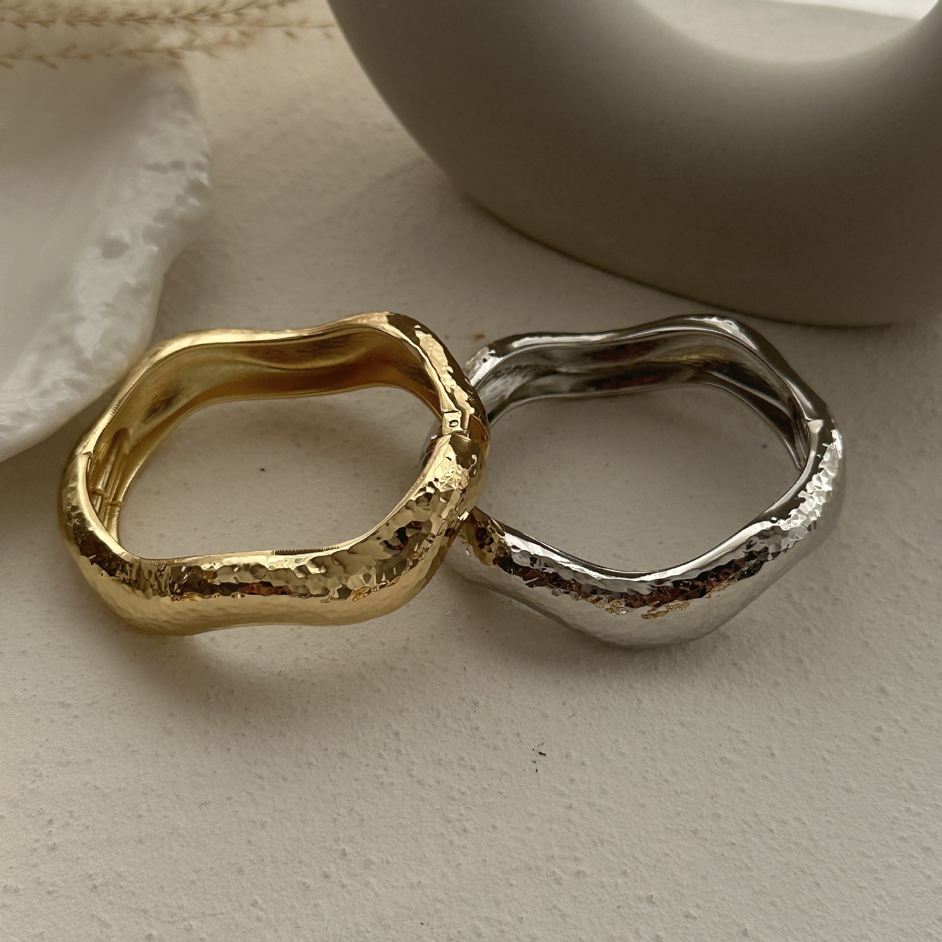 56g Weight Bangle Classification Alloy Chain Material 1 Piece Quantity Daily Occasion Alloy Material Solid Color Pattern Women's Gender Plating Design Exaggerated, Simple Style Style Exaggerated Simple Style Solid Color Alloy Bangles Wholesale 14