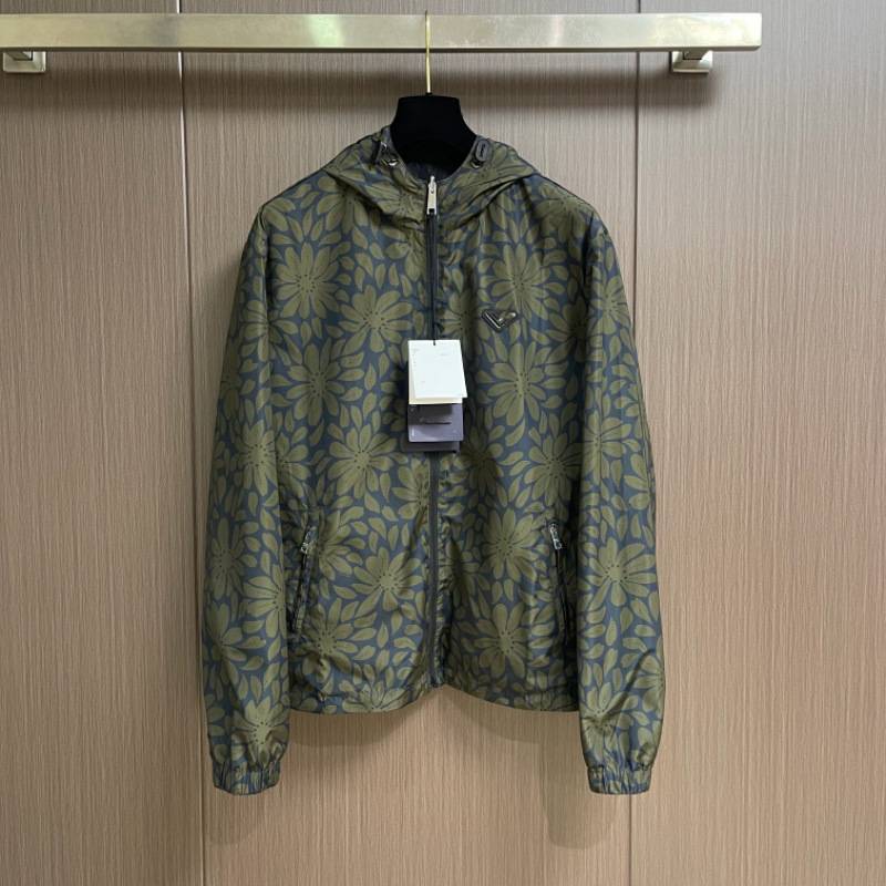 Spring and Autumn New Casual Fashion Men's Hooded Jacket with Triangle Logo on the Chest Spring and Autumn New Casual Fashion Men's Hooded Jacket with Triangle Logo on the Chest