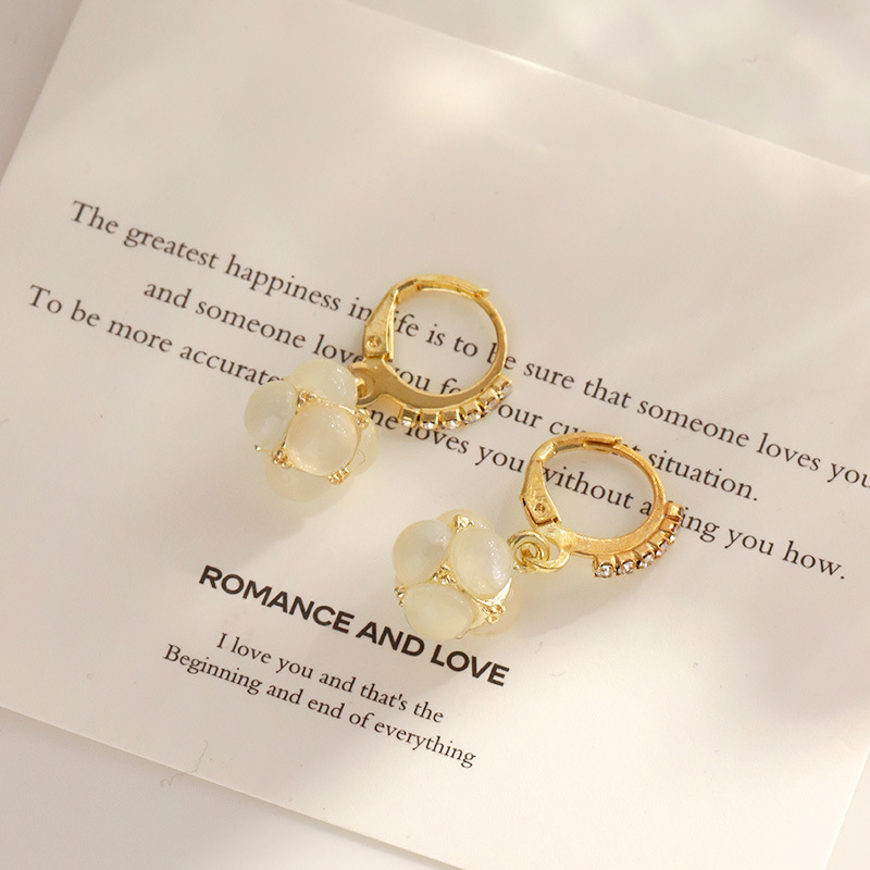 Pendientes de flores de circón exquisitos de moda coreana, lujo ligero, temperamento de alta gama, súper hada, todo fósforo, pendientes de oreja de ópalo