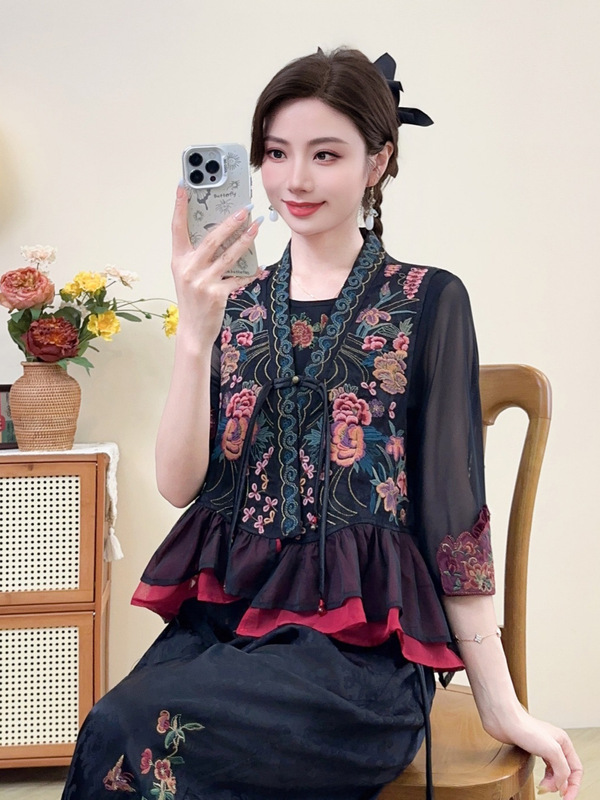 刺绣V领一粒扣马甲女2025新款无袖外搭民族风马夹宽松缎面坎肩|undefined