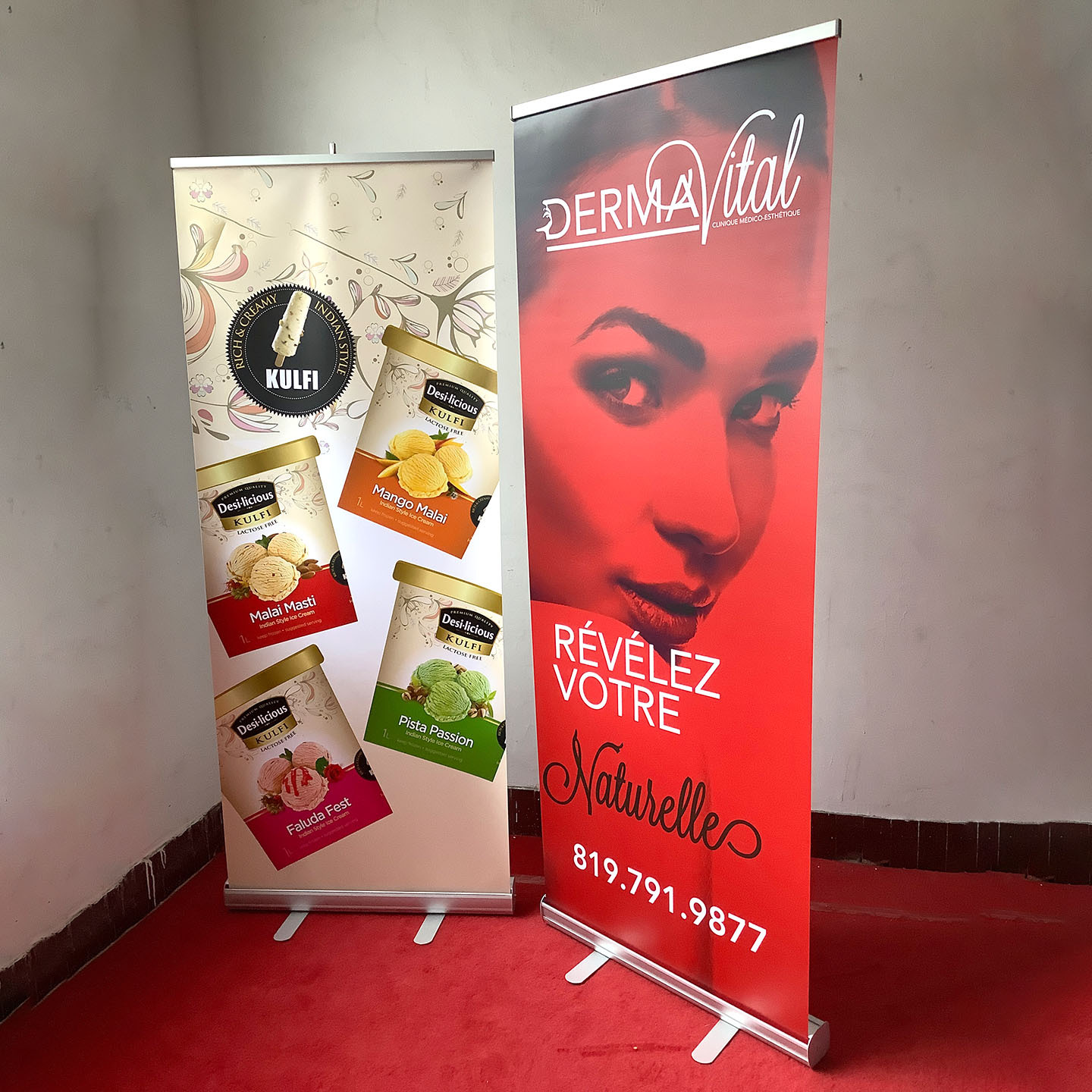 Transfronterizo YiLaBao cartel vertical cartel de exhibición de exportación estante de cartel de lujo portátil personalizado estante de exhibición de aluminio