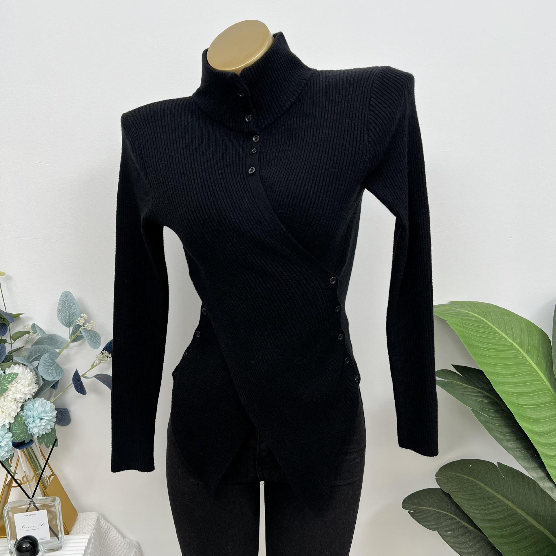 腰を絞めて胸を見せます厚手の高襟秋冬タイプの不規則なスタイルの上着の中にニットの底のシャツの女性2025を掛けます。