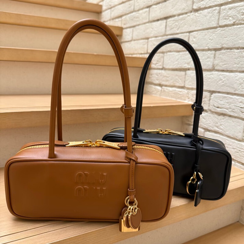 Miu2026 New Simple Hand-Held Boston Pillow Bag, Simple and Versatile Lettered Briefcase, Hand-Held Women's Bag