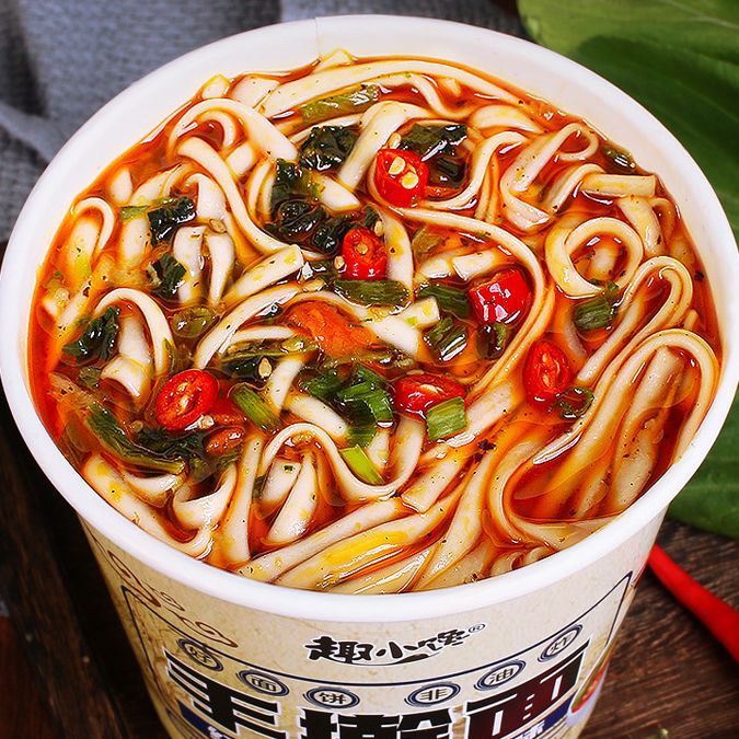 Hand-pulled noodle bucket with braised beef noodles, wholesale, dropshipping, student late-night snack, no-cook instant noodles, convenient instant food.