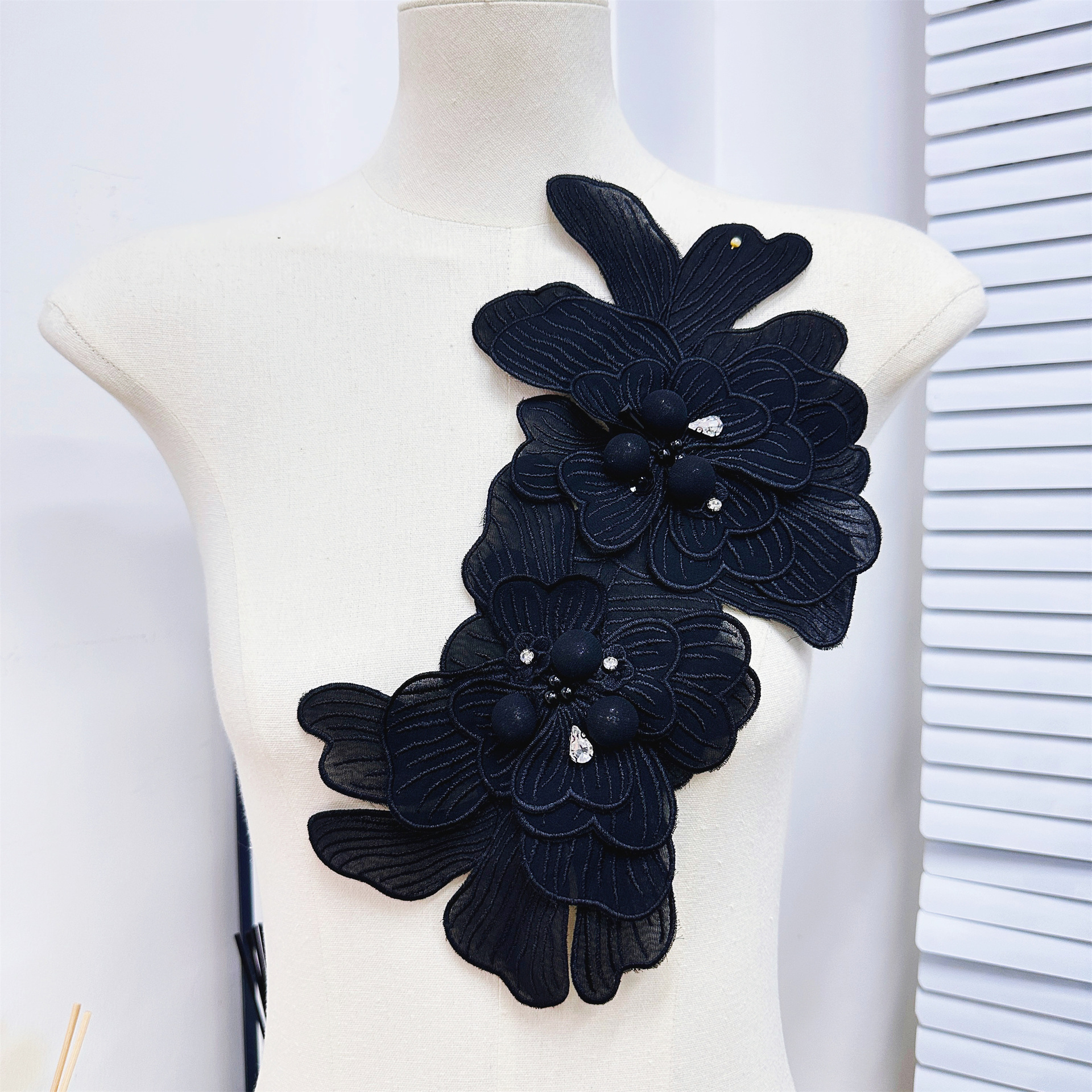 Parches de tela floral, broches y apliques de ropa con bordado de cuentas, accesorios DIY para vestidos de novia y faldas, superventas transfronterizos. image 9