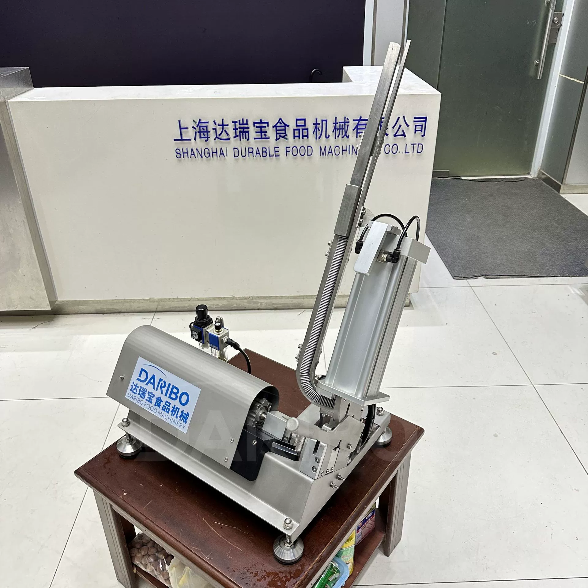 L810 пневматический стяжной картон-машина с различными мясными клизмы оборудование для наполнения говядины мясной колбасный герметизирующая машина