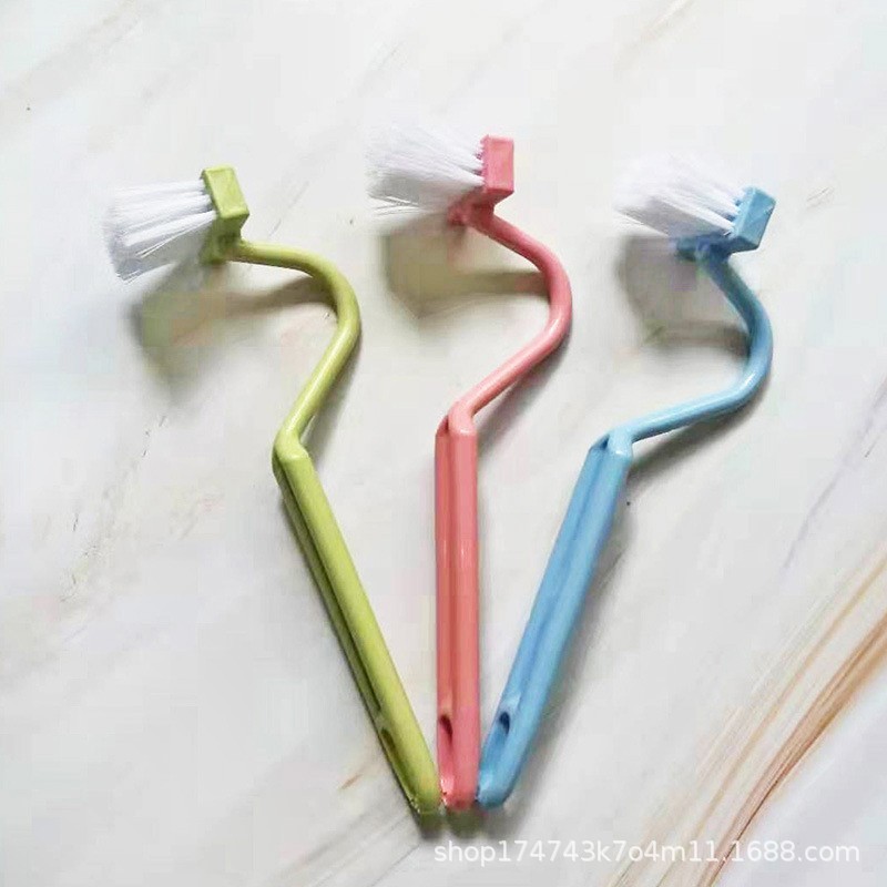 赤ちゃんの便器の小便器の男の子は壁式の小便池の小便器を掛けます。|undefined