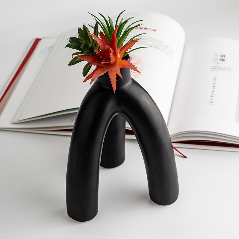 Jarrón de porcelana Chang con forma de casa de familia estilo de vacaciones Jarrón de cerámica de tres patas Maceta de flores Wabi-Jifeng Decoración nórdica japonesa