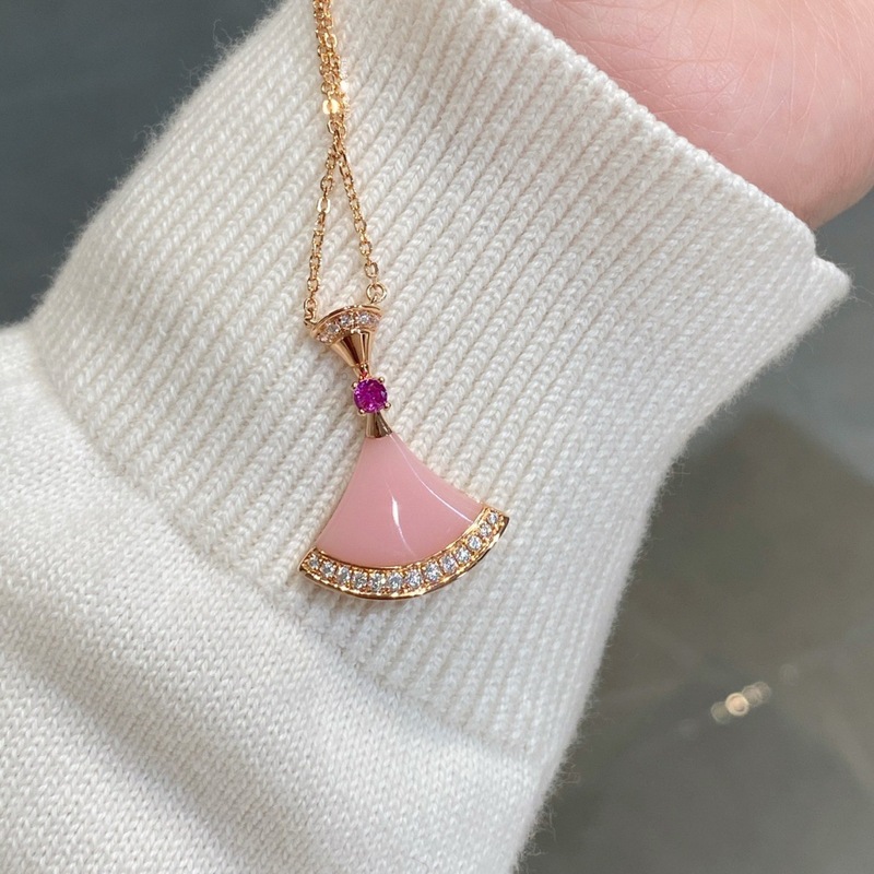 V ゴールドハイバージョンセイコー扇形スカートネックレス 18K ローズゴールドホワイトマザーオブパールカーネリアンライト高級ファッション鎖骨チェーン|undefined