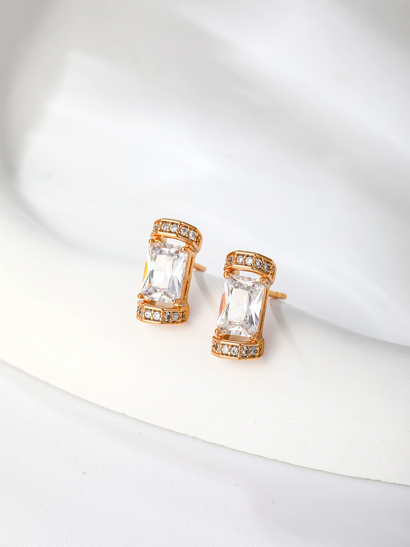 Xuping joyería transfronteriza venta caliente aleación auriculares lujo ligero de alto nivel nicho moda personalidad temperamento pendientes al por mayor mujeres