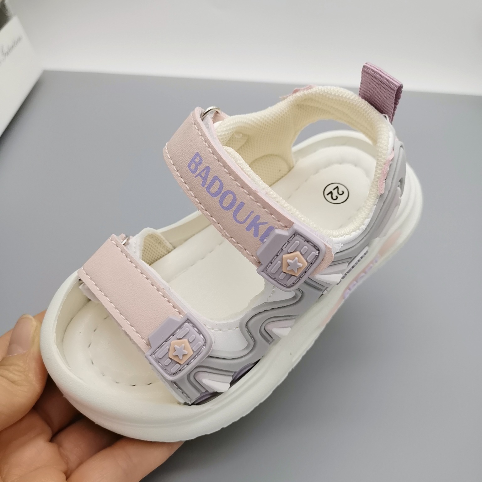 Nuevas sandalias populares de verano 2026 para niños, zapatos casuales, zapatos deportivos con hebilla ajustable, zapatos de playa.