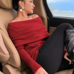 赤い新年のセーターの婦人服の秋の新型のフランスの高級感の1字の肩は底を打って大きく襟を返して肩のニットを現します。