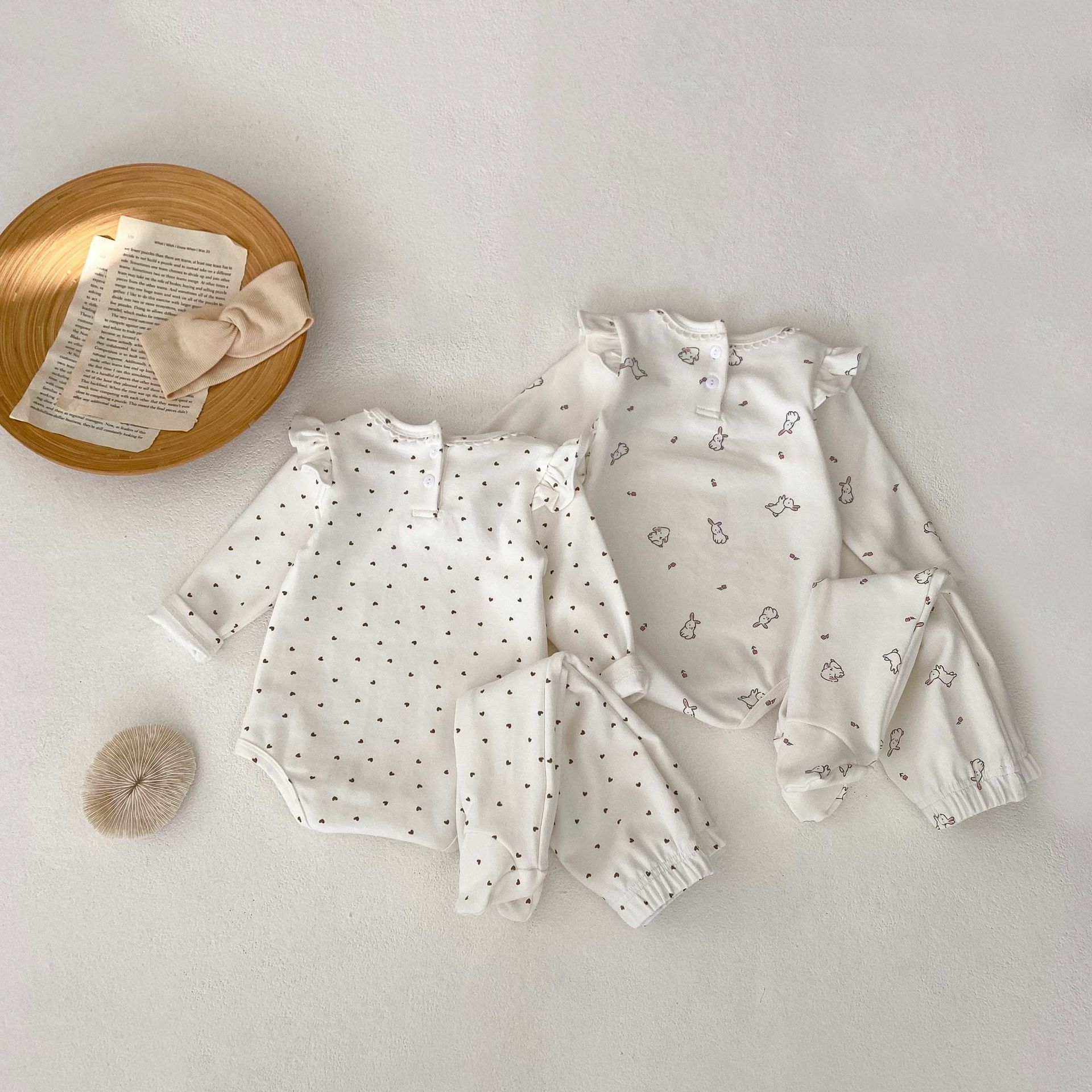 2024 Frühling 0-3 Jahre alte weibliche Baby gedruckt kleine fliegende lange Ärmel Ha Taschen Hintern Overall Crawler Kleidung_voghion.com