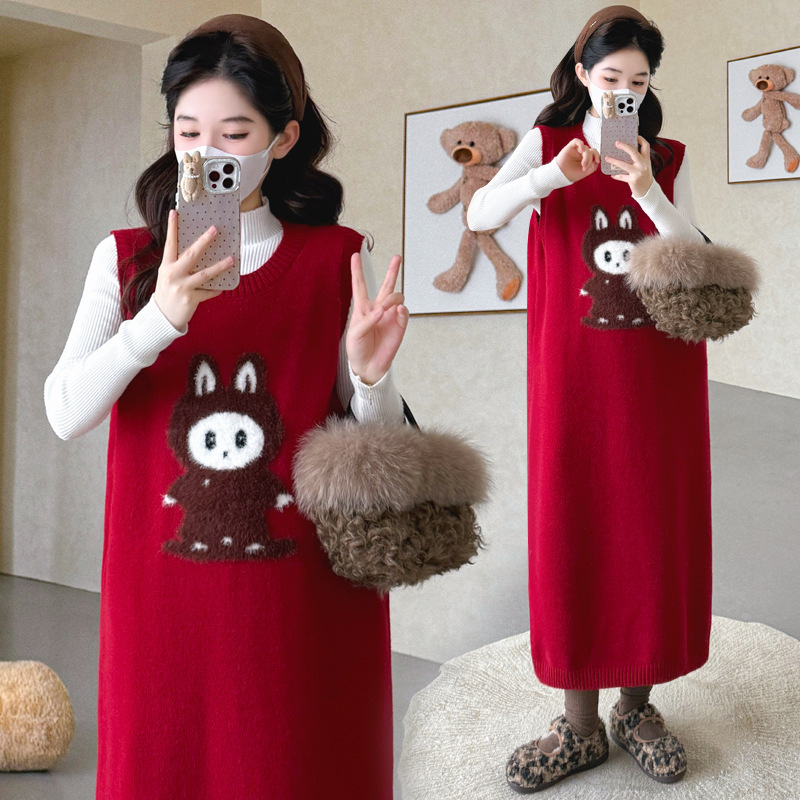 Maternity Outfit for Pregnancy: New Autumn and Winter Christmas and New Year Red Trendy Two-Piece Set with Popular Internet Celebrity Style Labubu Vest and Skirt