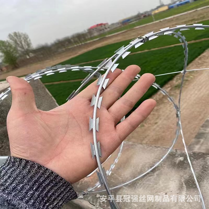 不锈钢刀片刺绳A新疆库车双螺旋蛇腹防盗刺滚笼围墙防盗刀片刺绳