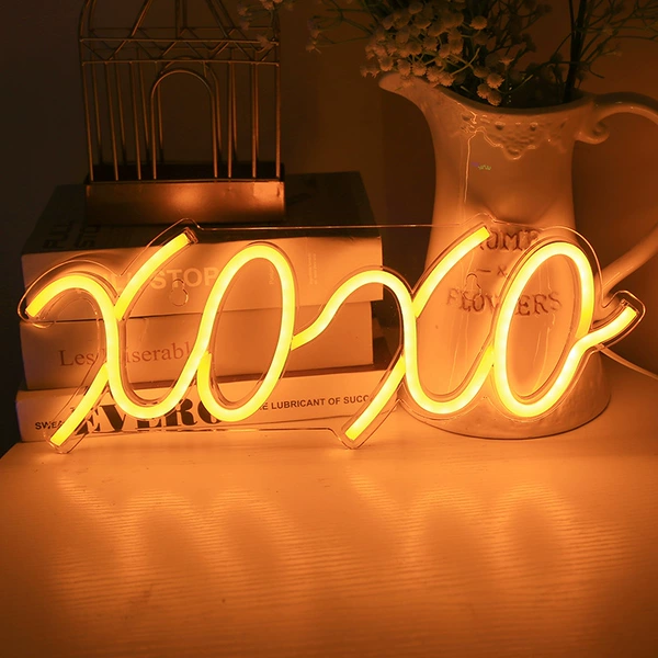 XOXO yellow light
