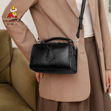 �����˰���2025�¿�б���С���OӋ�в�ʿ�D���^���p��r�������