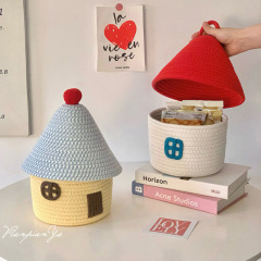 Ins綿の糸は蓋付きの小さい家を編んでいます。かわいい創意的な収納かごのデスクトップの収納かごの多機能です。