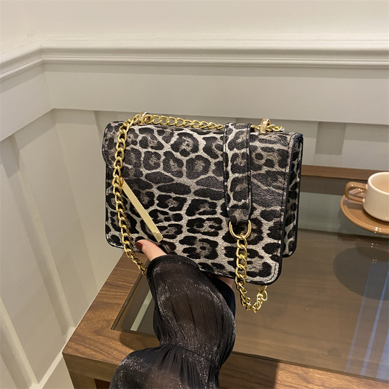 2025 primavera nuevo nicho de diseño de leopardo bolso de hombro de moda simple bolso de brazo personalidad cadena mochila