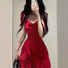 纯欲风辣妹红色吊带连衣裙女夏季新款设计感小众气质收腰显瘦短裙