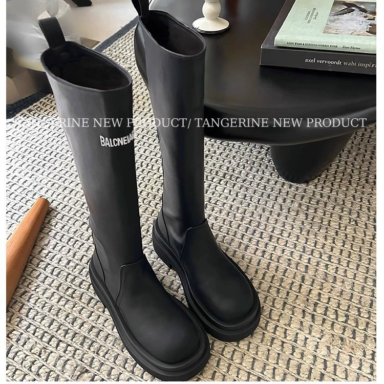 Парижские буквенные сапоги женские 2024 новые осенние и зимние длинные кожаные сапоги с высокой подошвой увеличены, чтобы быть тонкими и универсальные сапоги