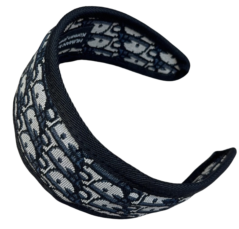 アルファベットの蝶結びのカチューシャは顔の小さいカチューシャを見せます。