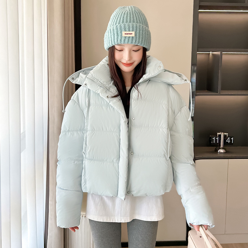 2025 nuevo encapuchado grueso corto de moda de algodón de invierno mujer pequeña chaqueta de algodón de pan caliente