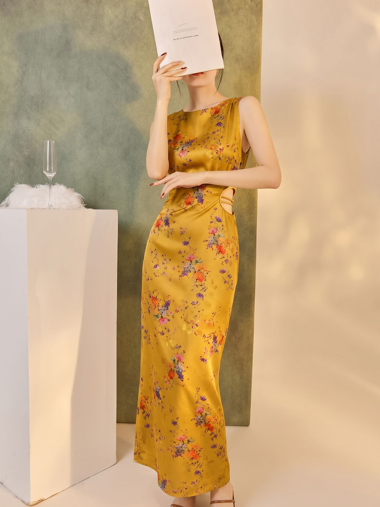Sườn xám satin in hoa thắt lưng mạ vàng chạm rỗng — màu vàng