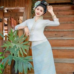 高級旅行は西双版納の新型タイ族の服装の婦人服のスーツの大きいサイズを撮影してやせている作業服の赤い本の写真を現します。
