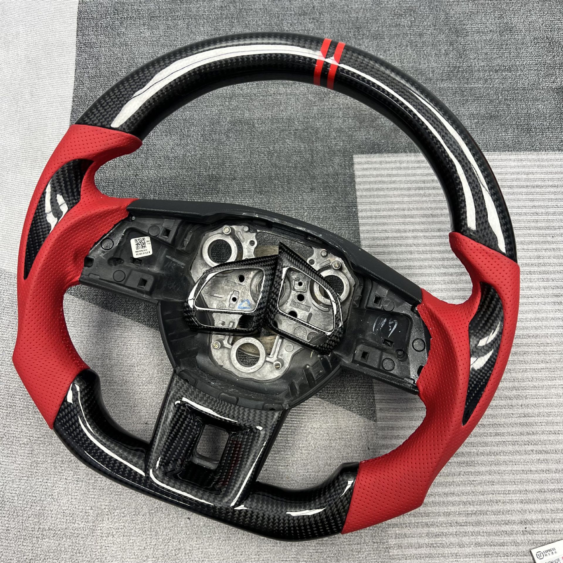 Custom Carbon Fiber Steering Wheel from the Source Manufacturer, Suitable for Modification and Processing of Roewe Mg Car Steering Wheels