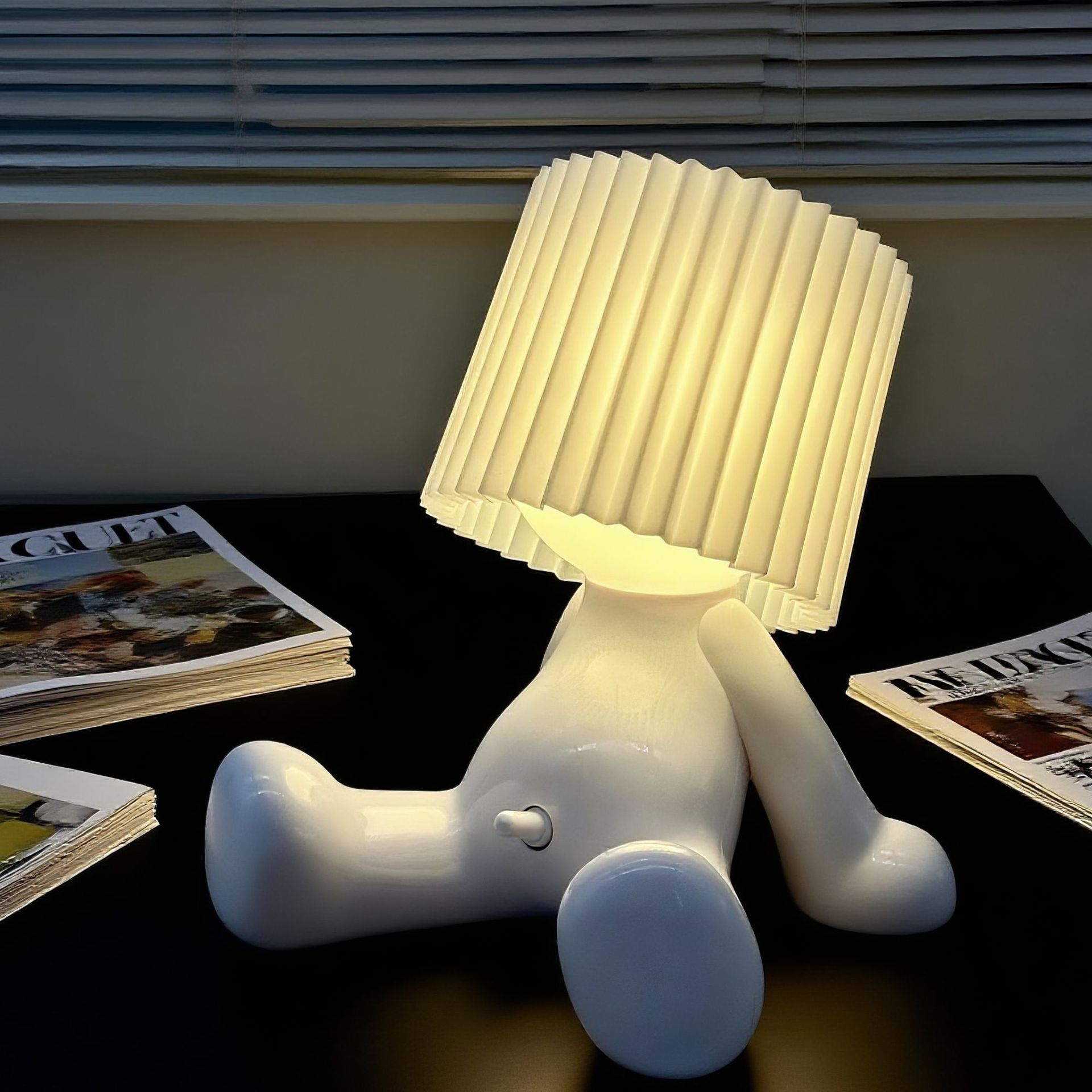Mayorista sentado muy tímido niño recargable lámpara de escritorio iluminación ambiente dormitorio adornos de escritorio extraños regalos luz de noche